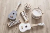 gitara-dziecieca-drewniana-stan-nowy-bohater-inny