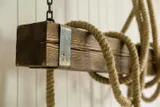 lampa-sznurowa-belka-material-dominujacy-drewno