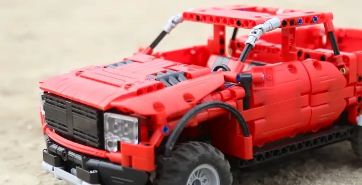 auto-czerwony-pickup-rc-detech-klocki-cada-material-karton-plastik