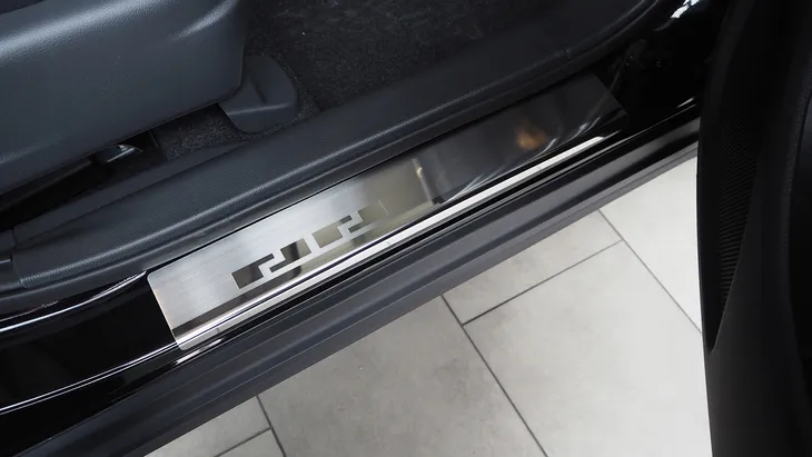 kia-ceed-ii-3d-2013-nakladki-progowe-progi-stan-nowy