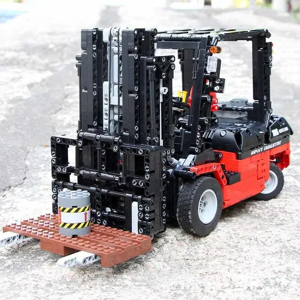 wozek-widlowy-technic-zdalnie-sterowany-material-karton-plastik