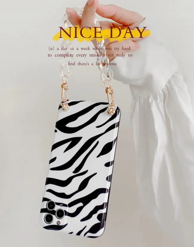 etui-panterka-lancuch-do-iphone-11-pro-max