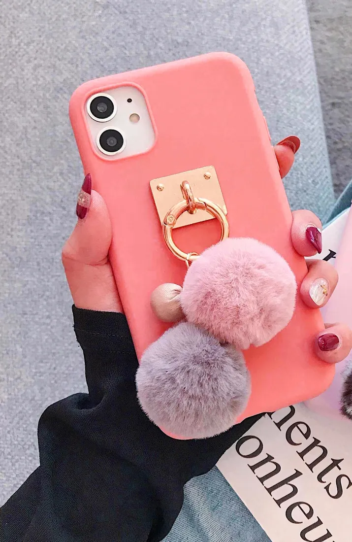 etui-futrzany-pompon-do-iphone-8