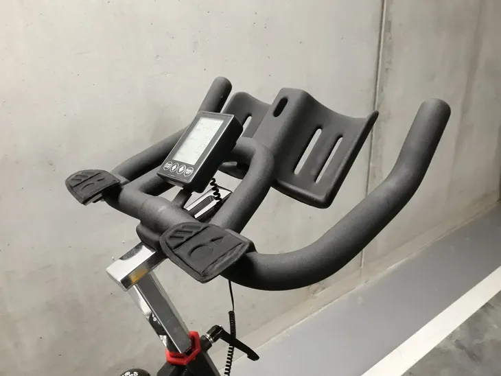rower-spiningowy-hms-premium-sw7200-maksymalna-waga-uzytkownika-180-kg-cechy-dodatkowe-brak