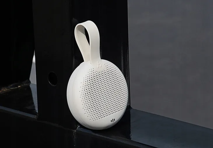glosnik-przenosny-bluetooth-hakii-mars-light-gray-zasilanie-akumulatorowe