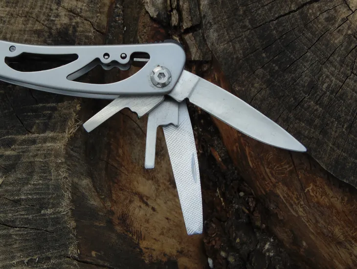 multitool-texar-narzedzia-otwieracz-do-puszek-pilnik-pila-szczypce-srubokret-plaski