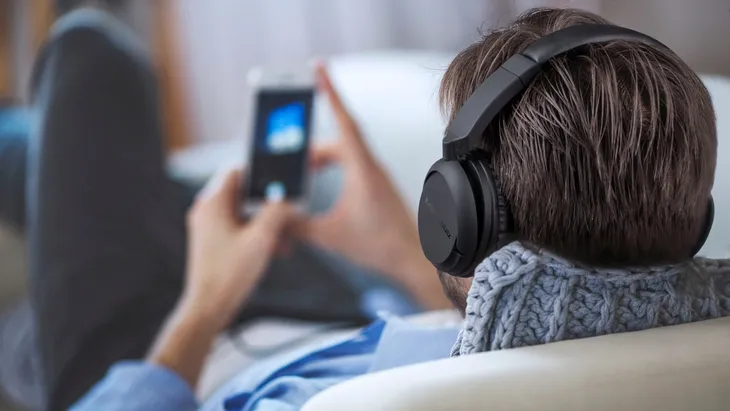 sluchawki-bluetooth-aux-flow-2-wireless-konstrukcja-zamknieta