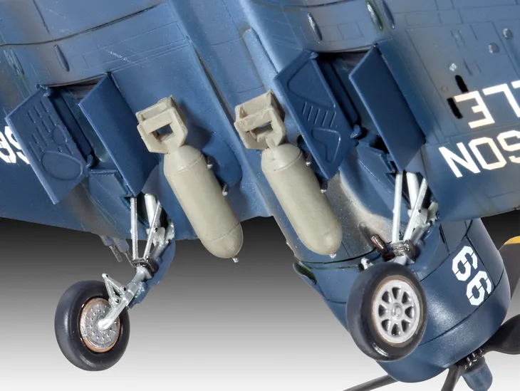 rev-03955-samolot-f4u4