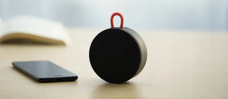 xiaomi-mi-portable-bluetooth-speaker-funkcje-odbieranie-polaczen-odpornosc-na-zachlapanie-sterowanie-za-pomoca-smartfona-wbudowany-mikrofon