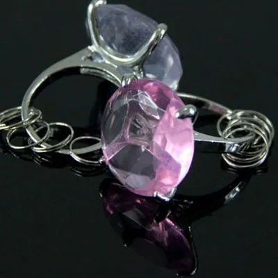 diamentowy-brelok-rozowy-material-dominujacy-inny