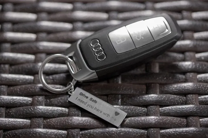 brelok-z-tabliczka-drive-safe-stan-nowy