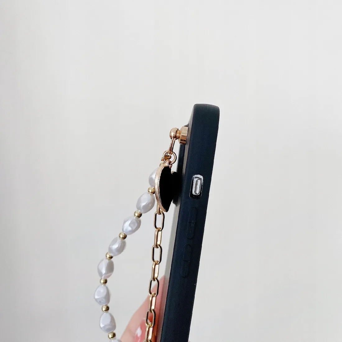 etui-lancuch-z-perlami-do-iphone-x-stan-nowy