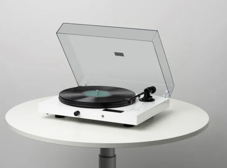 gramofon-pro-ject-jukebox-e-om5e-piano-white-9pjukeeom5w-naped-paskowy