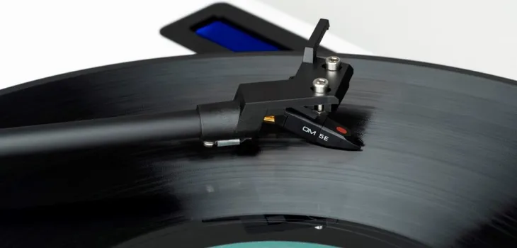 gramofon-pro-ject-jukebox-e-om5e-piano-white-9pjukeeom5w-predkosc-obrotowa-obr-min-33-1-3-45