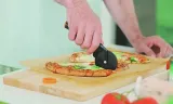 fiskars-noz-do-pizzy-1019533-linia-functional-form