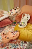 buty-chodaki-klapki-crocs-platform-classic-395-cechy-dodatkowe-oddychajace-odprowadzajace-wilgoc-wodoodporne