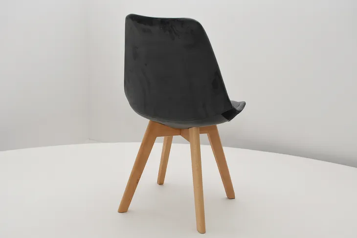 stol-plus-welurowe-krzesla-kubelki-maksymalna-dlugosc-rozlozonego-stolu-150-cm