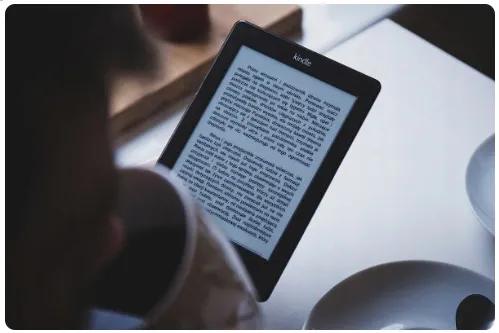 amazon-kindle-10-touch-8gb-czarny-etui-niebieskie-stan-nowy