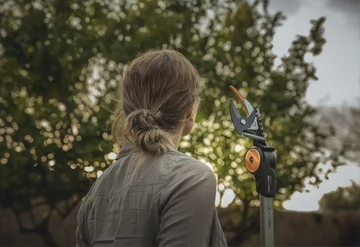 fiskars-sekator-zyrafa-teleskop-upx86-1023624-marka-fiskars-zasilanie-reczne