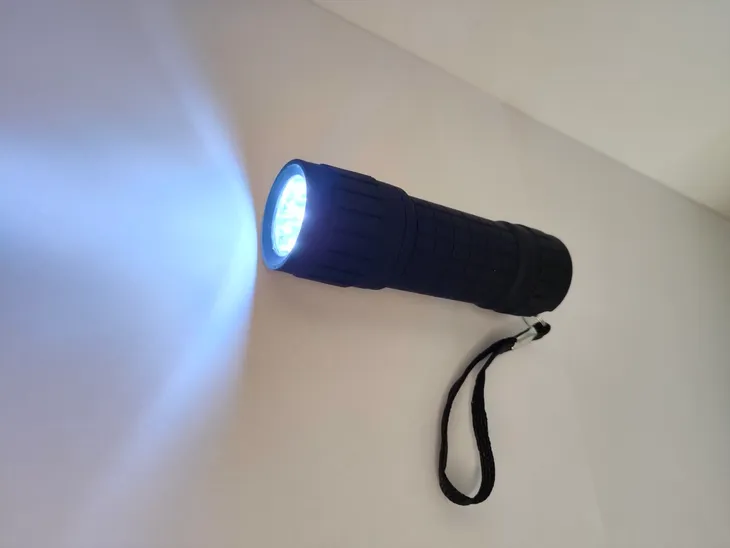 mala-latarka-9-led