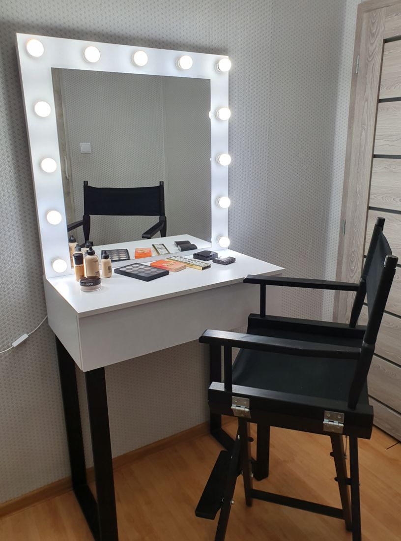 toaletka-do-wizazu-z-lustrem-80-stan-nowy