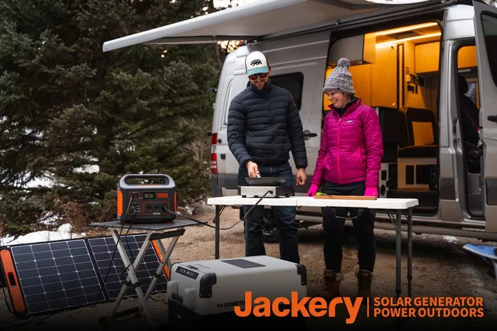 generator-solarny-jackery-explorer-1000eu-solar-waga-z-opakowaniem-6-kg-stan-nowy