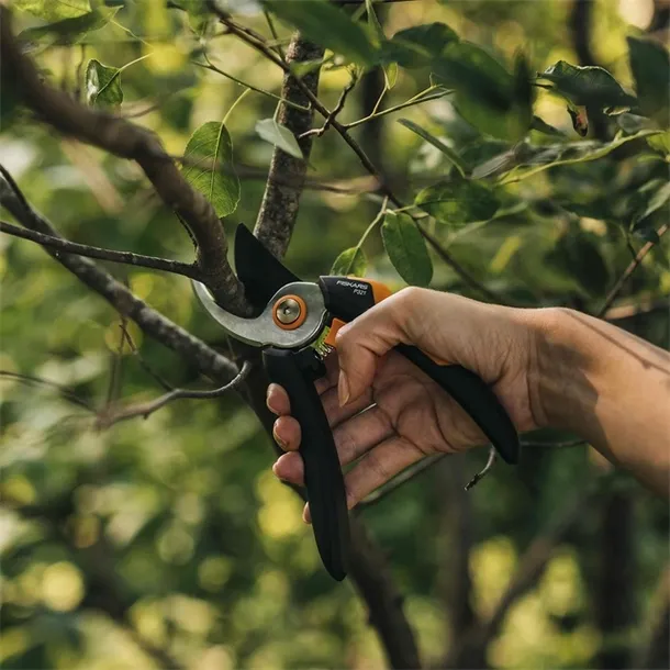 fiskars-sekator-nozycowy-solid-p321-1057162-zasilanie-reczne