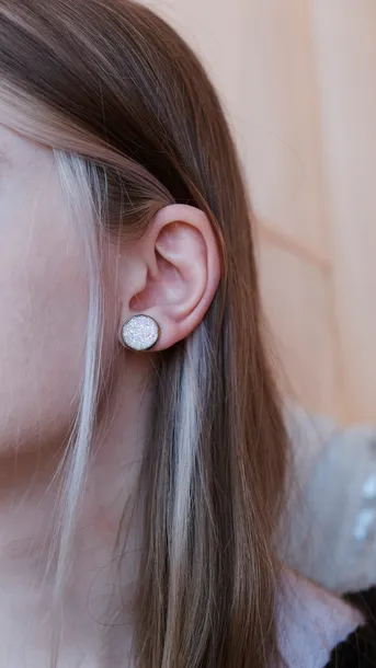 kolczyki-sztyfty-glitter-white-marka-yila