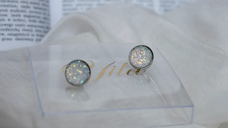 kolczyki-sztyfty-glitter-white-material-stal
