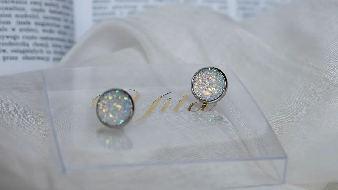 kolczyki-sztyfty-glitter-white-stan-nowy
