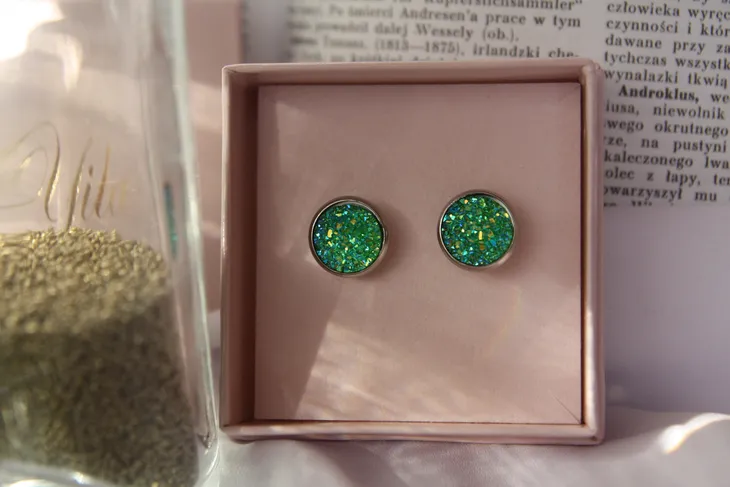 kolczyki-sztyfty-glitter-green-material-stal