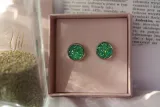 kolczyki-sztyfty-glitter-green-material-stal