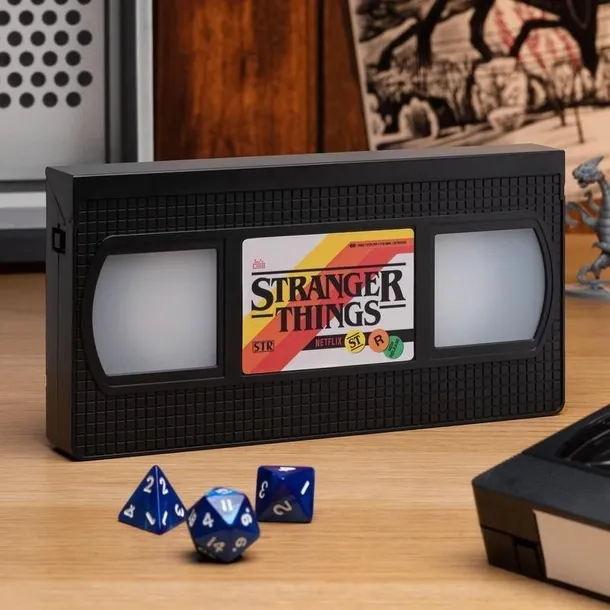 lampka-stranger-things-vhs-logo-szerokosc-60-cm