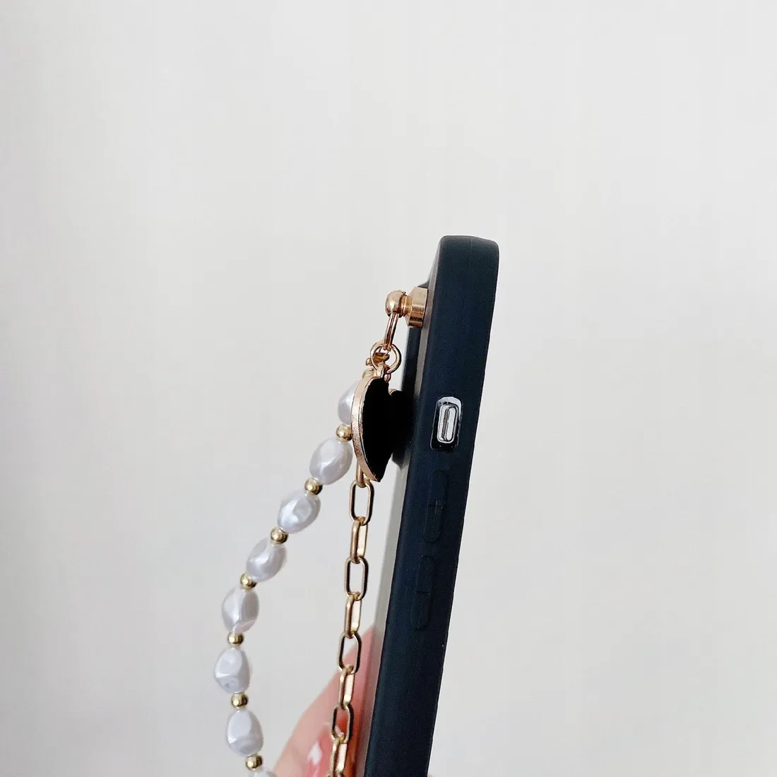 etui-zloty-lancuszek-do-iphone-13-pro-max-stan-nowy