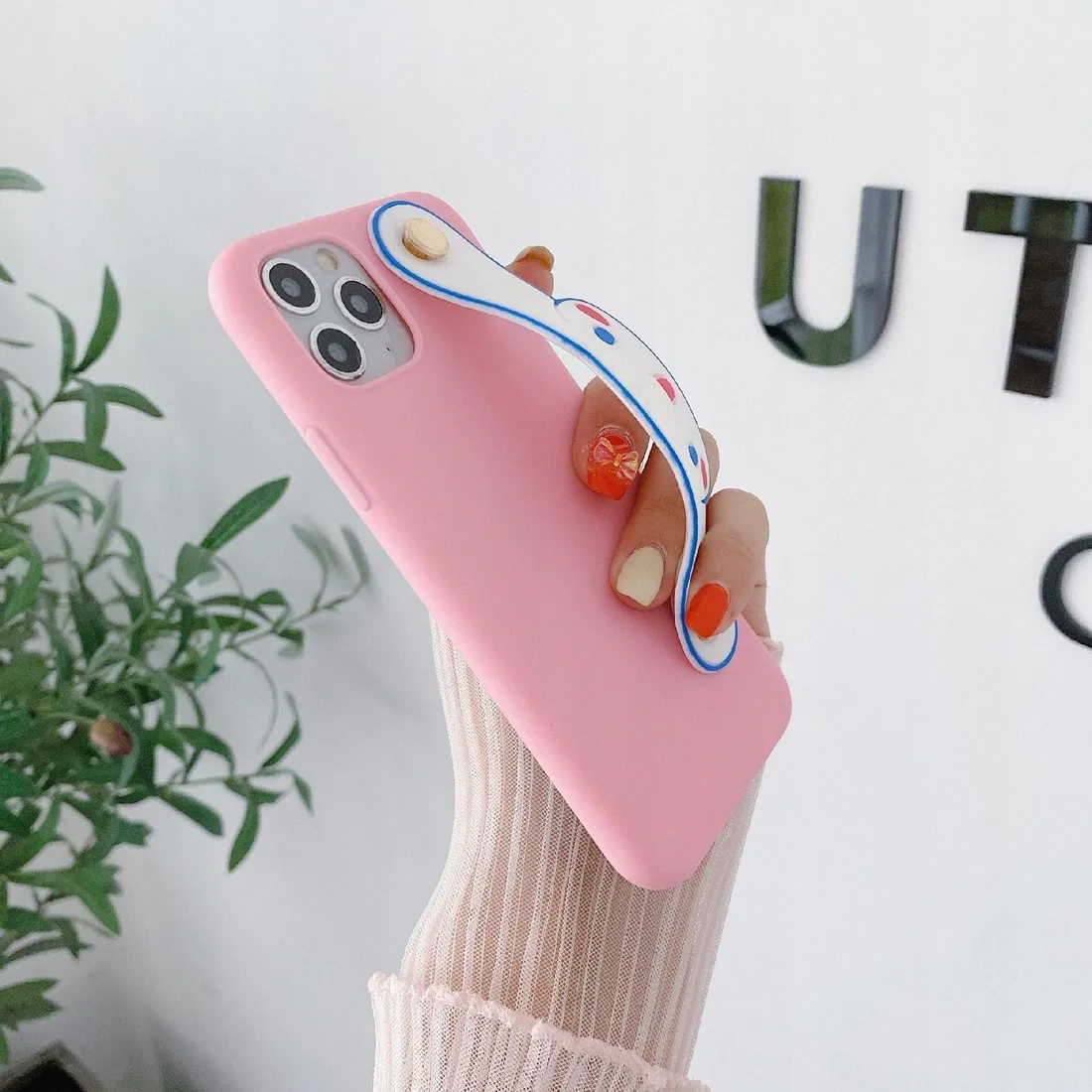 etui-z-paskiem-rabbit-do-iphone-13-pro-max