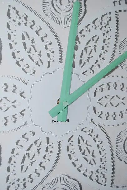 zegar-scienny-lace-cut-out-bialy-typ-scienny