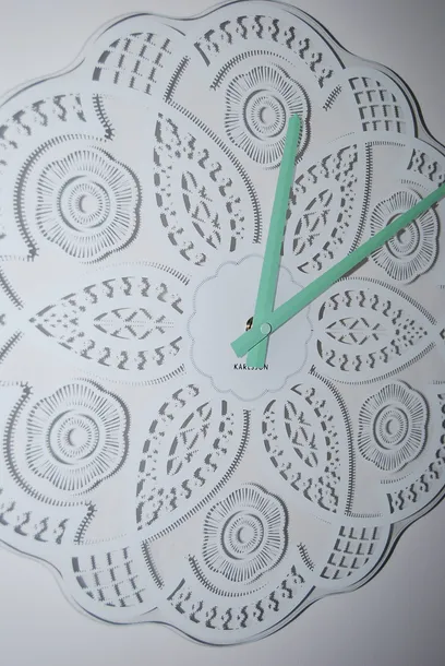 zegar-scienny-lace-cut-out-bialy-stan-nowy-typ-scienny