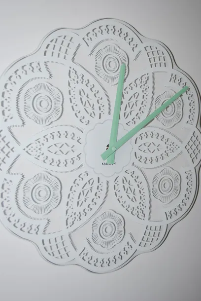zegar-scienny-lace-cut-out-bialy-typ-scienny