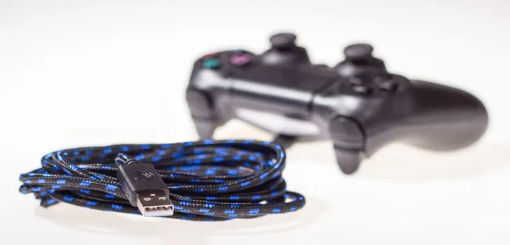 snakebyte-usb-charge-cable-pro-kabel-usb-micro-usb-ps4-3m-stan-nowy