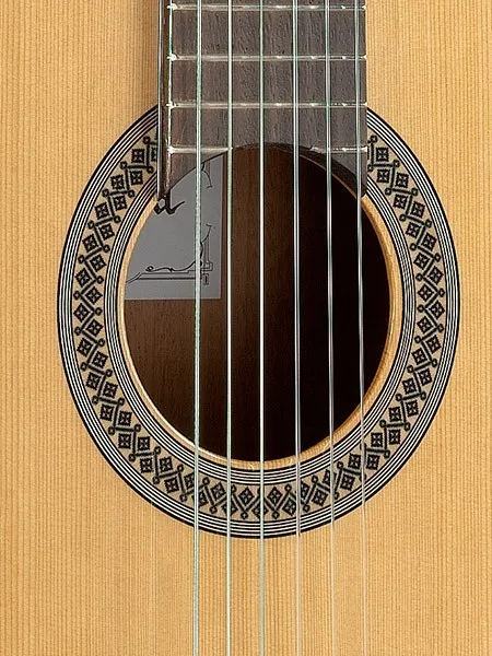 alhambra-2c-gitara-klasyczna-4-4-marka-alhambra