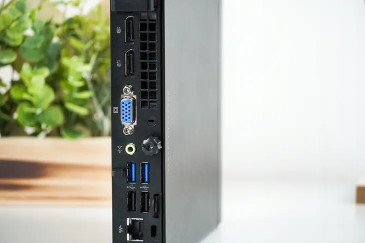 mini-komputer-hp-705-g1-tiny-amd-a8-4gb-240ssd-w10-monitor-brak