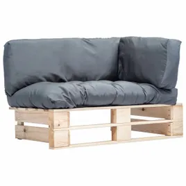 ogrodowa-sofa-z-palet-z-szarymi-poduszkami-sosna