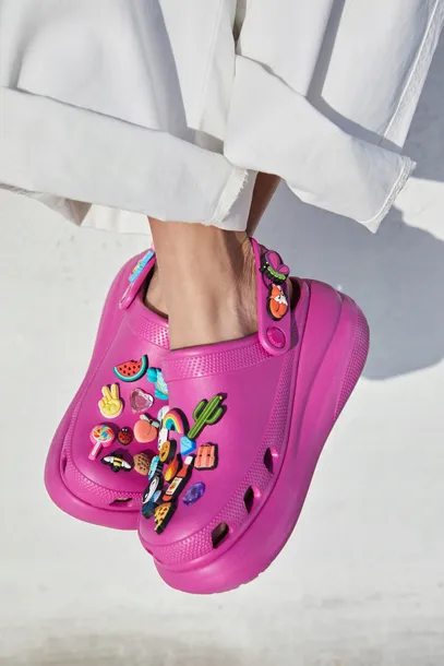 buty-klapki-crocs-classic-crus-platforma-395-wzor-dominujacy-bez-wzoru