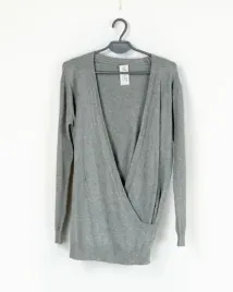 sweter-z-duzym-dekoldem