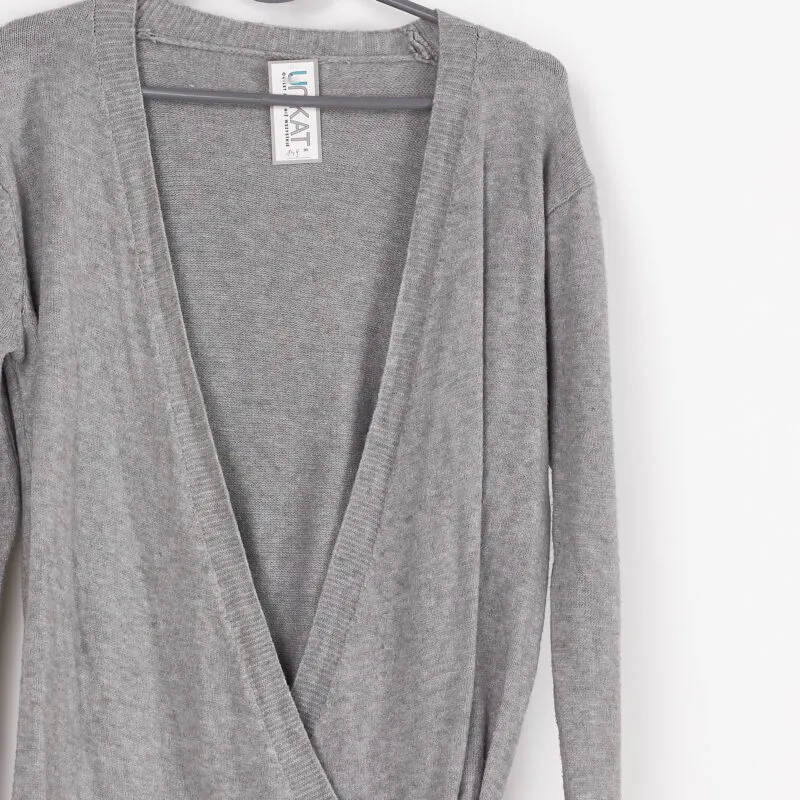 sweter-z-duzym-dekoldem-stan-nowy