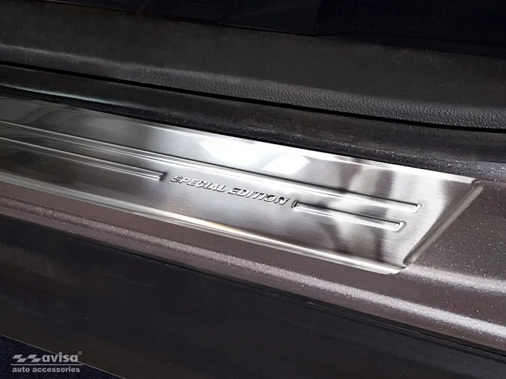 ochronne-listwy-na-progi-mitsubishi-eclipse-cross-waga-z-opakowaniem-2-kg