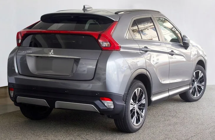ochronne-listwy-na-progi-mitsubishi-eclipse-cross-waga-z-opakowaniem-2-kg-stan-nowy