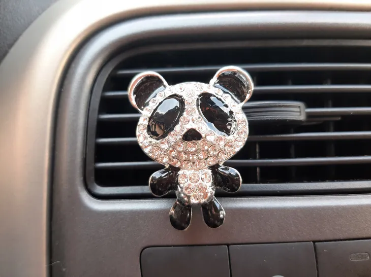 zapach-perfumy-dekoracja-do-samochodu-auta-panda