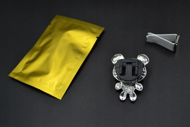 zapach-perfumy-dekoracja-do-samochodu-auta-panda