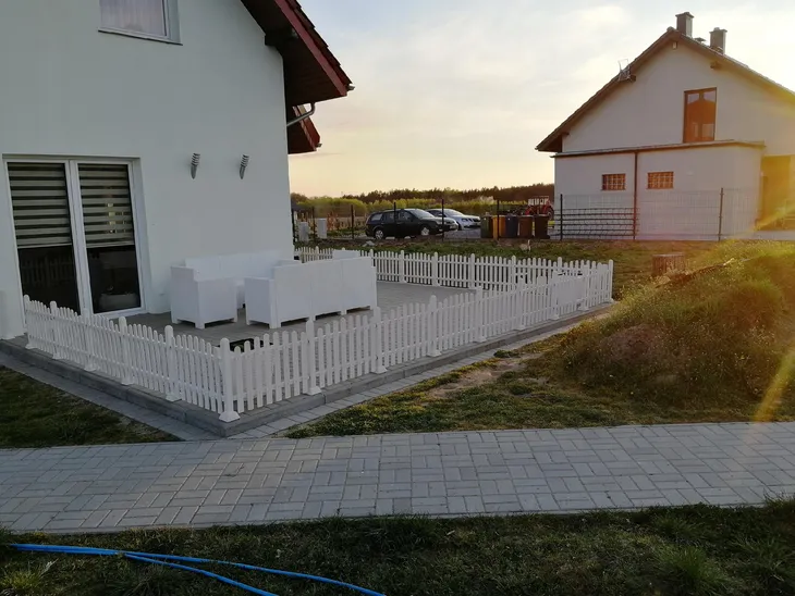 plotek-wolnostojacy-z-podstawami-do-wewnatrz-stan-nowy